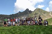 14 Il gruppo con alle spale le cime da salire(foto Piero)